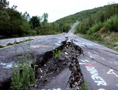 Η πόλη φάντασμα που «σκότωνε» τους κατοίκους της - Η υπόγεια φωτιά που καίει 55 χρόνια (φωτό)